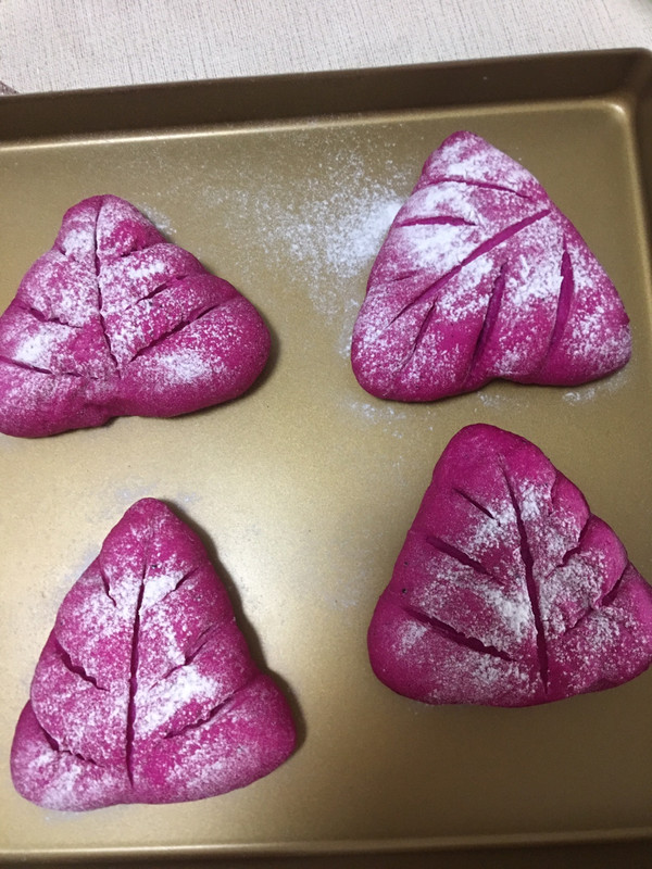 火龙果麻薯坚果软欧包