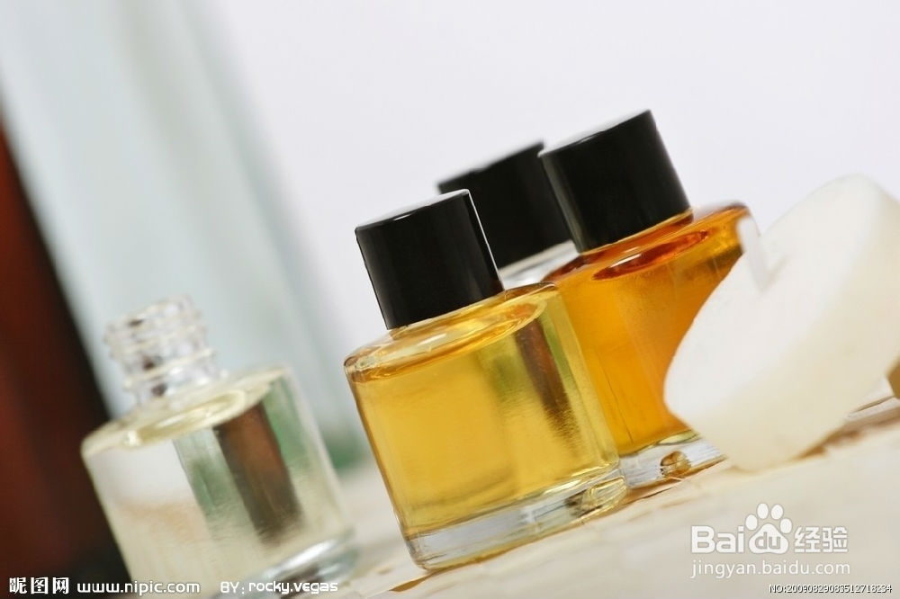 精油与眼霜巧搭去黑眼圈