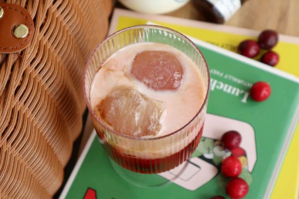 蔓越莓椰奶冰咖啡