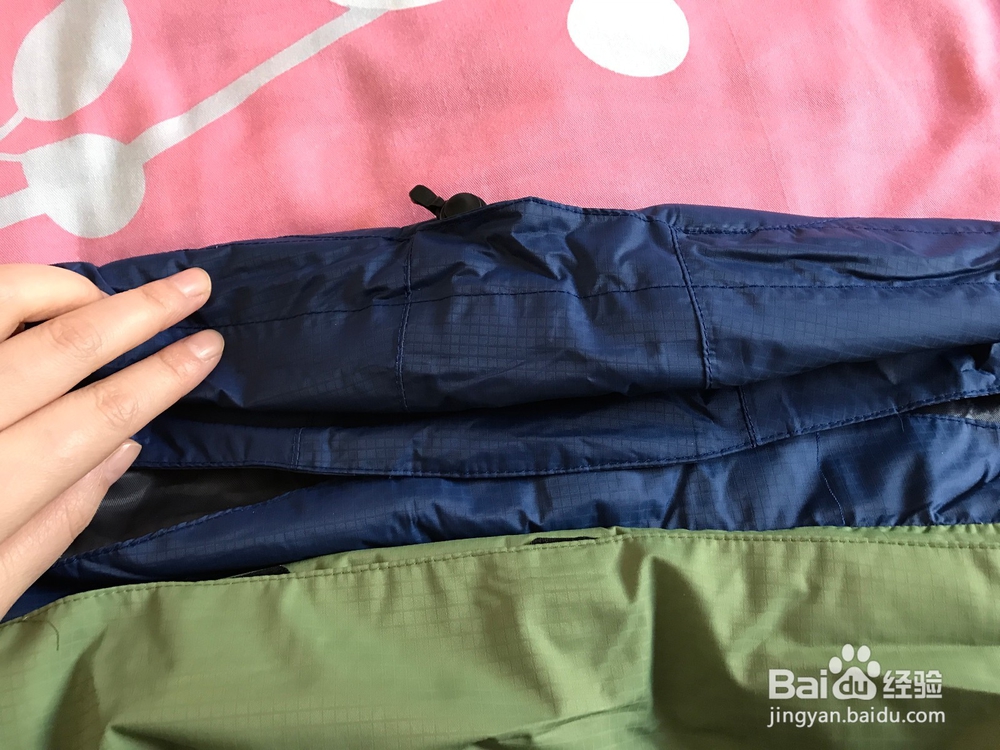 冲锋衣内置式帽子的收纳方法