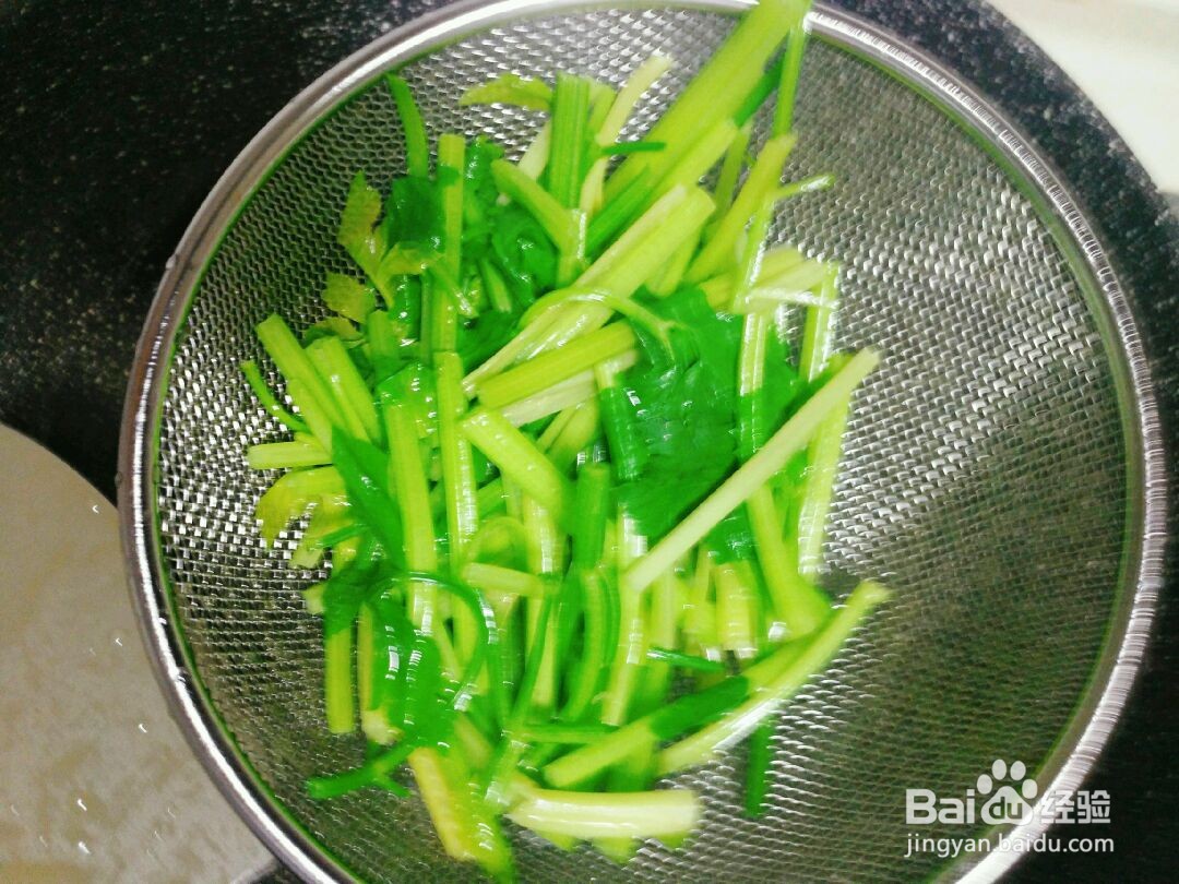 火腿拌芹菜的做法
