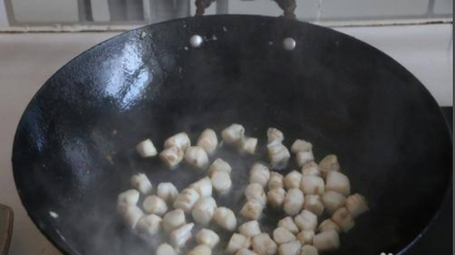 茼蒿段炒鲜贝丁的做法