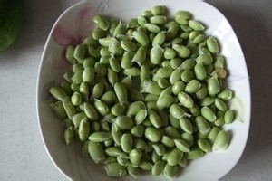 如何做出一道美味可口的火腿丝瓜炒毛豆？