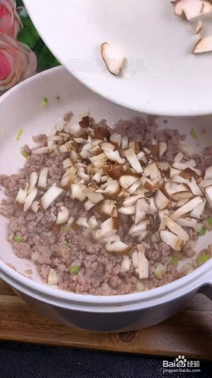 如何制作好吃鲜香的香菇肉酱拌面条