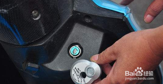 怎么给电动车换锁芯？