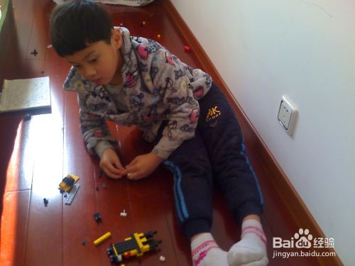 6岁小“工程师”怎样培养出来的-组装玩具小车