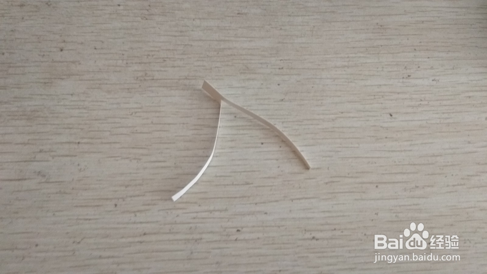 如何用一个细长的长方形硬卡纸做简易的手机支架