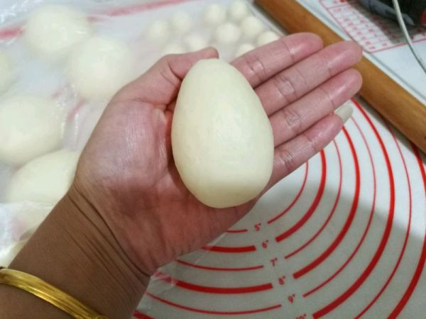 丑萌兔豆沙面包