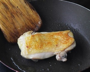 芝麻菜松仁香煎鸡腿肉的做法