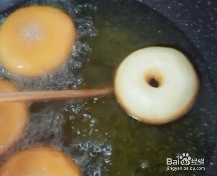 在家做甜甜圈