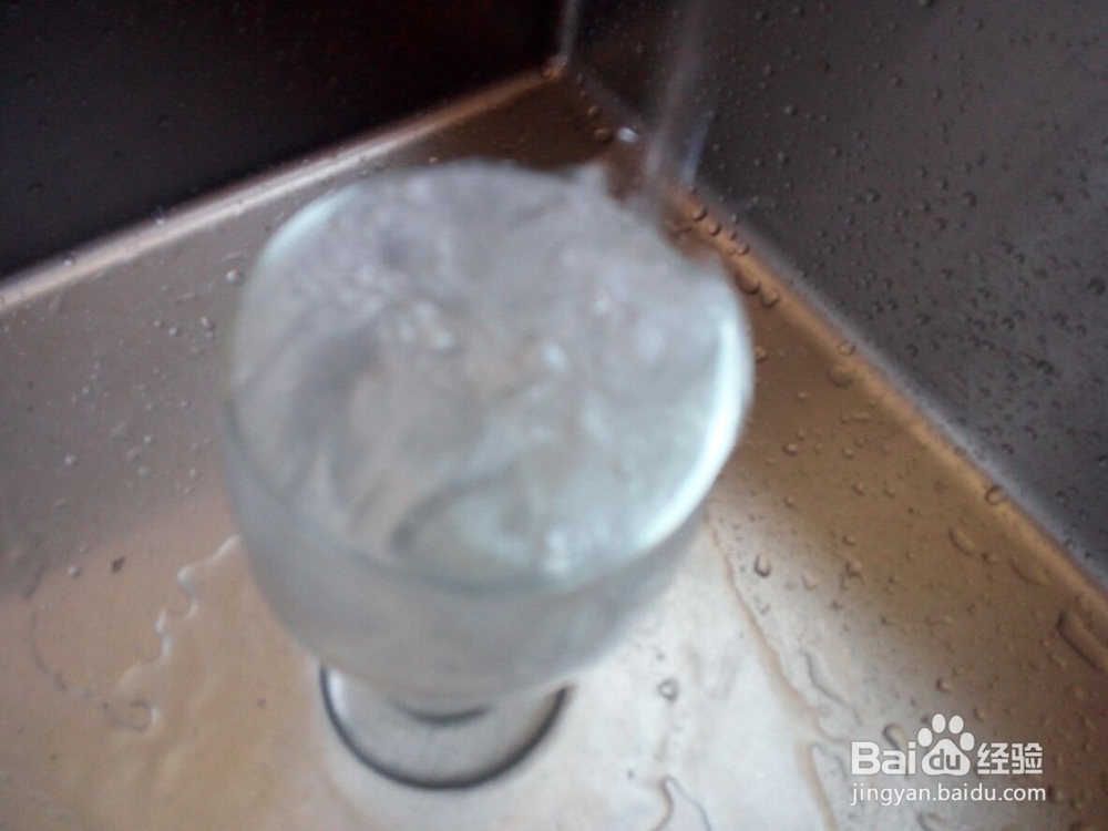 怎么去除玻璃杯子上面的水渍