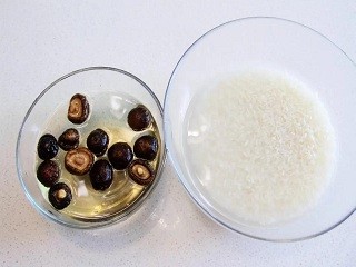 香菇滑鸡煲仔饭怎么做？