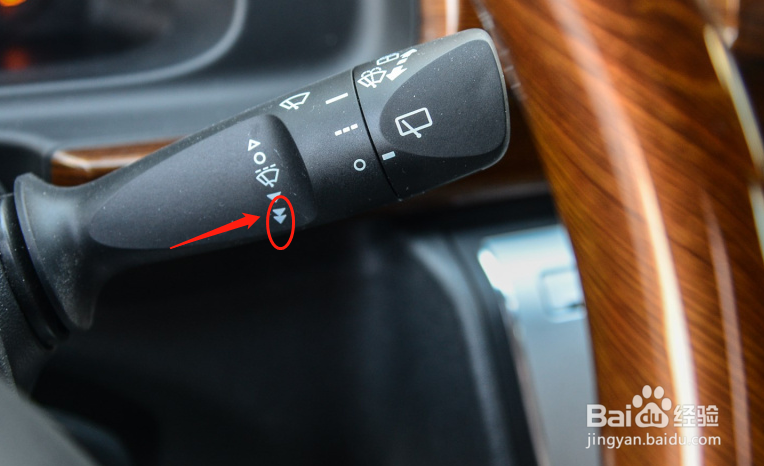 丰田HIACE如何调节车辆雨刮器