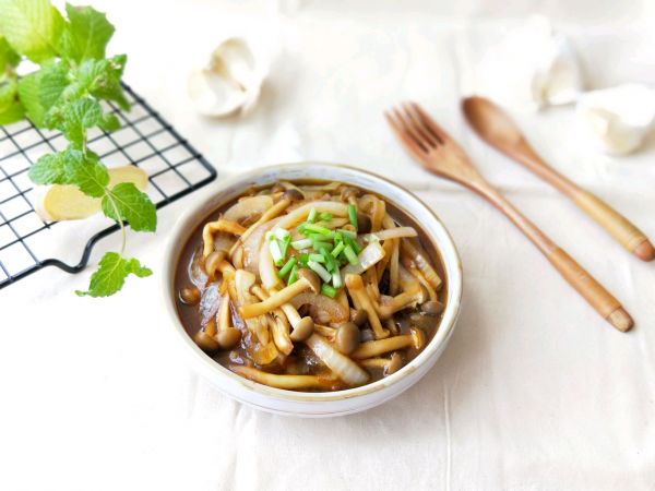 蟹味菇炒洋葱#在“家”打造ins风美食#