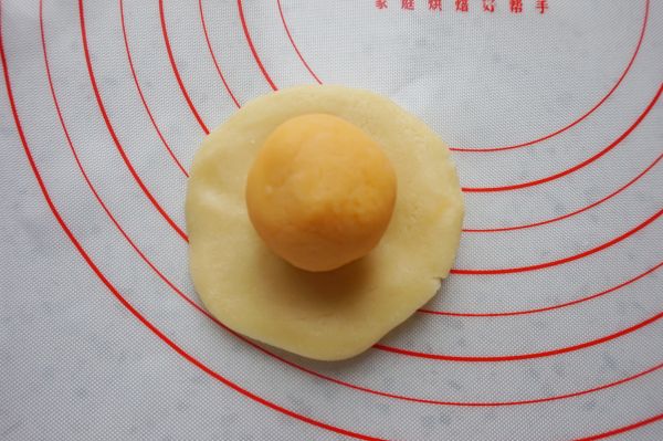 酥皮奶黄流沙月饼