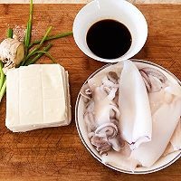 怎么做酱油鱿鱼炖豆腐？