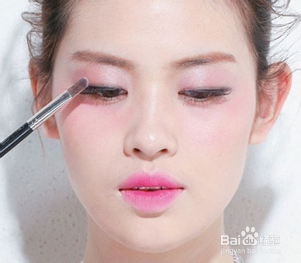 教你如何化出咬唇妆 桃花眼