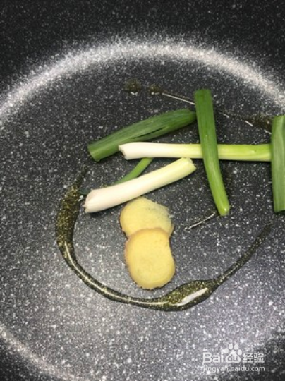 怎么做蒜香鸡胸肉?