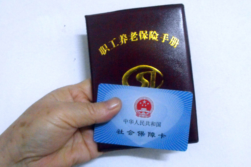 工伤职工达到退休年龄并办理退休手续后，为什么要停发伤残津贴，只享受基本养老保险待遇