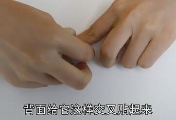 怎样在贴创口贴后手指可以自由活动
