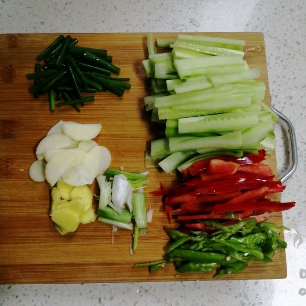 黄瓜辣椒炒肉片