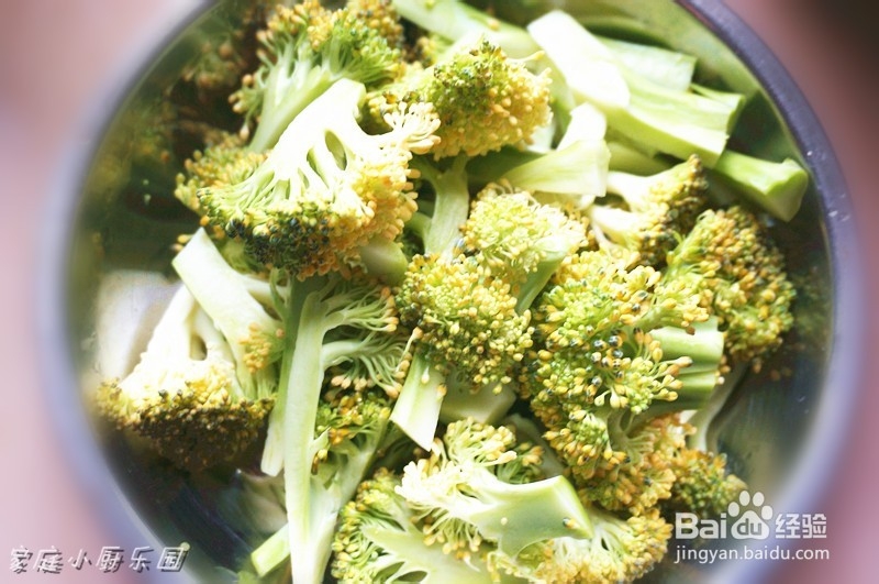 家庭小厨怎么做好菜：[7]西兰花炒香菇怎么做
