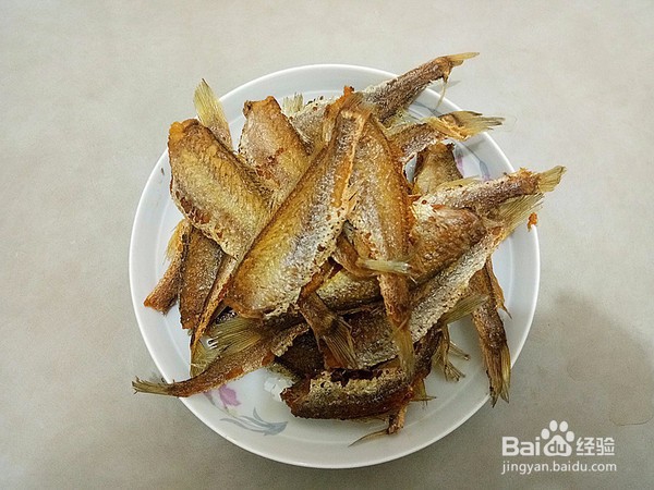 如何制作五香酥鱼