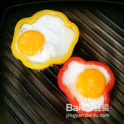彩椒圈煎鸡蛋的做法