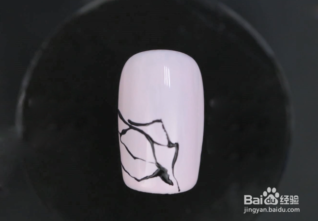 怎样做淡粉色拼接图案美甲？