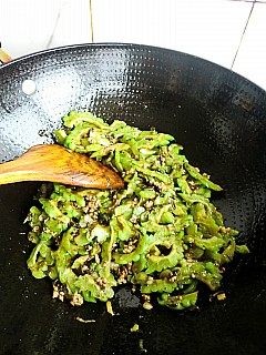 橄榄肉末煸苦瓜的做法