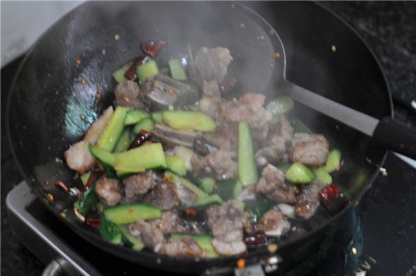 酱香排骨炒黄瓜