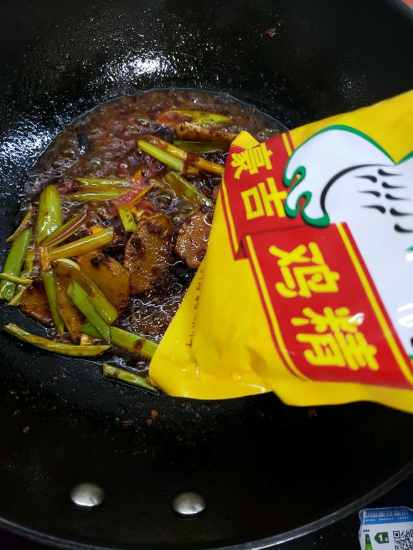 一家人在一起就是要围坐着吃火锅