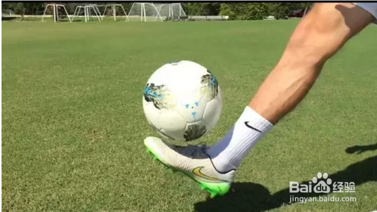 势不可挡的足球前锋的磨炼