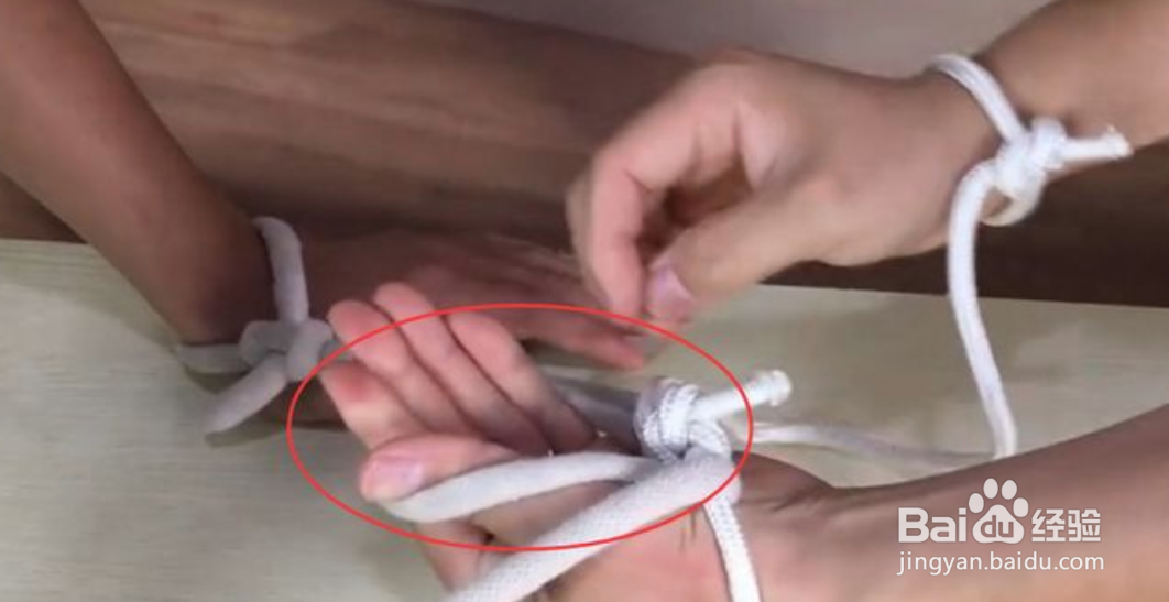 两个人手戴两根绳子怎么转出来