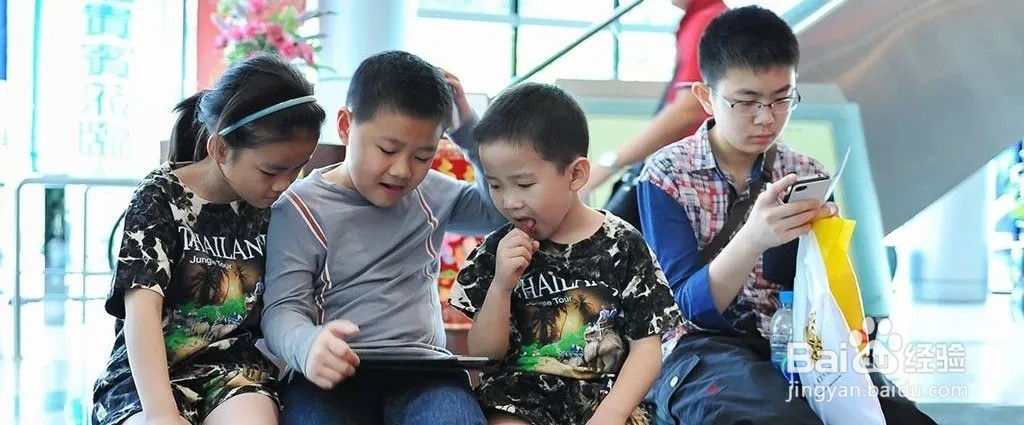 孩子放暑假不出门,整天呆家里打游戏,怎么办