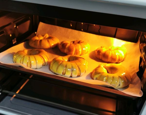 松软香甜豆沙面包圈