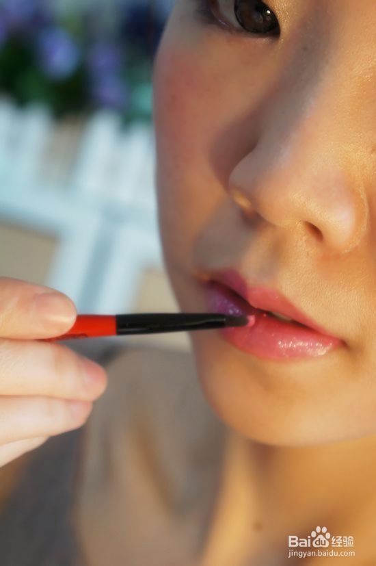 用化妆刷画完美妆容