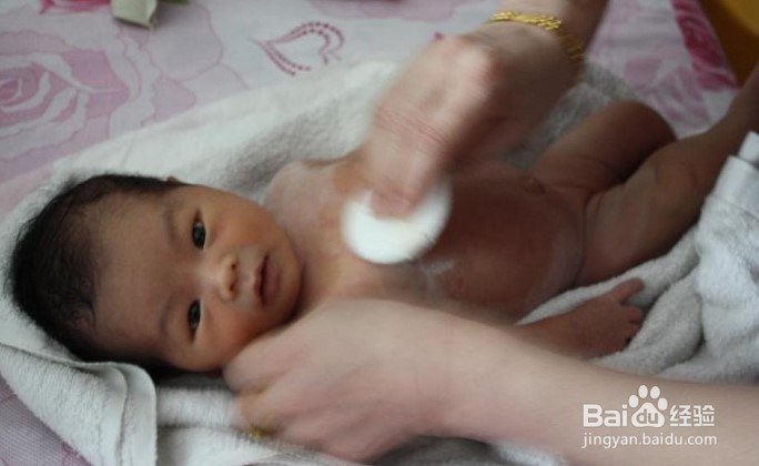 夏天到了,宝宝长痱子,用什么给宝宝洗澡……