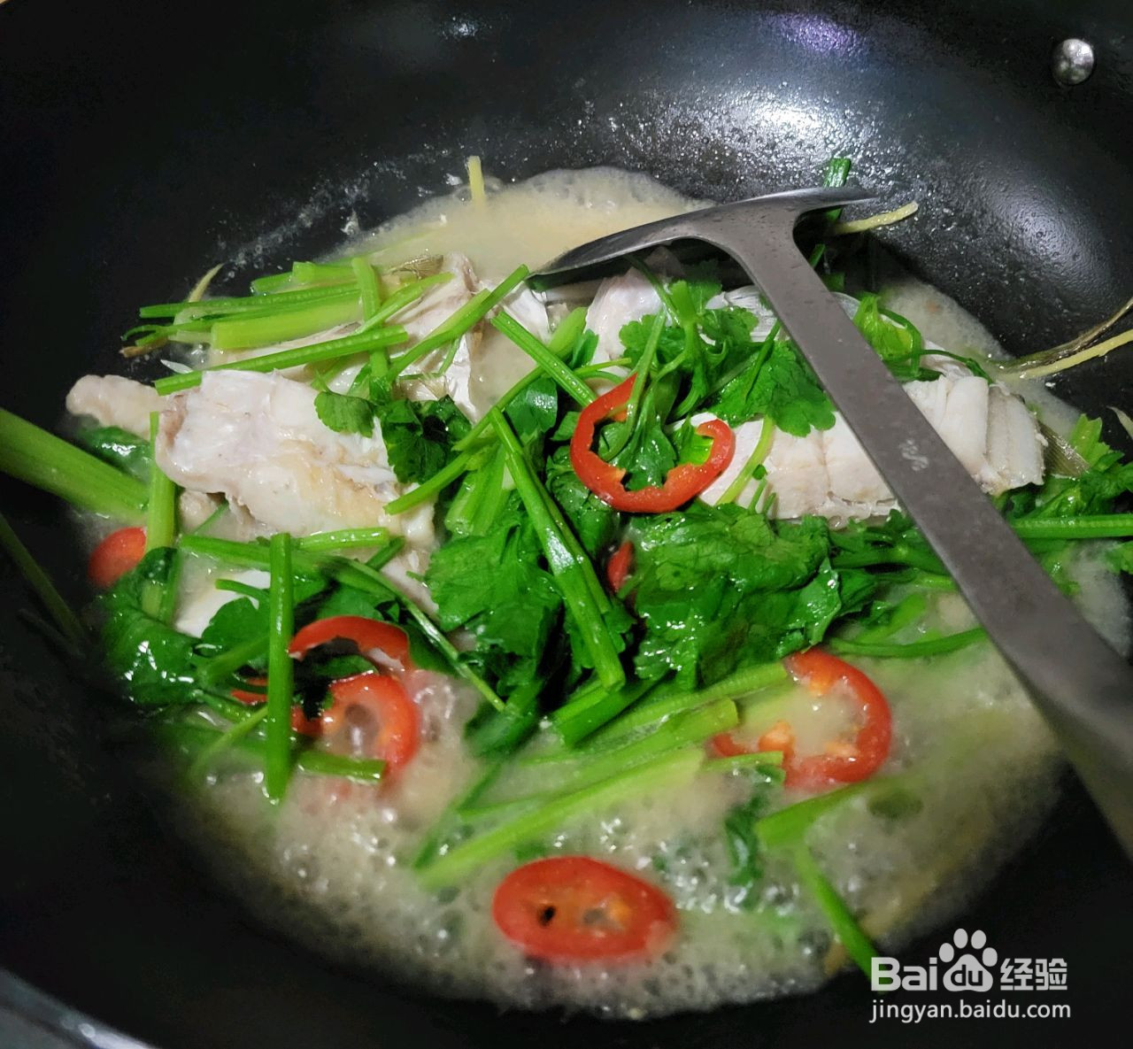 姜葱香芹焖煮大剥皮鱼的做法