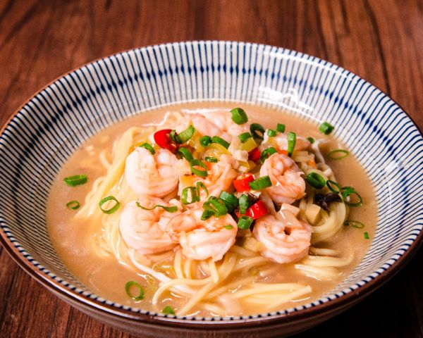 快手酸汤鲜虾面