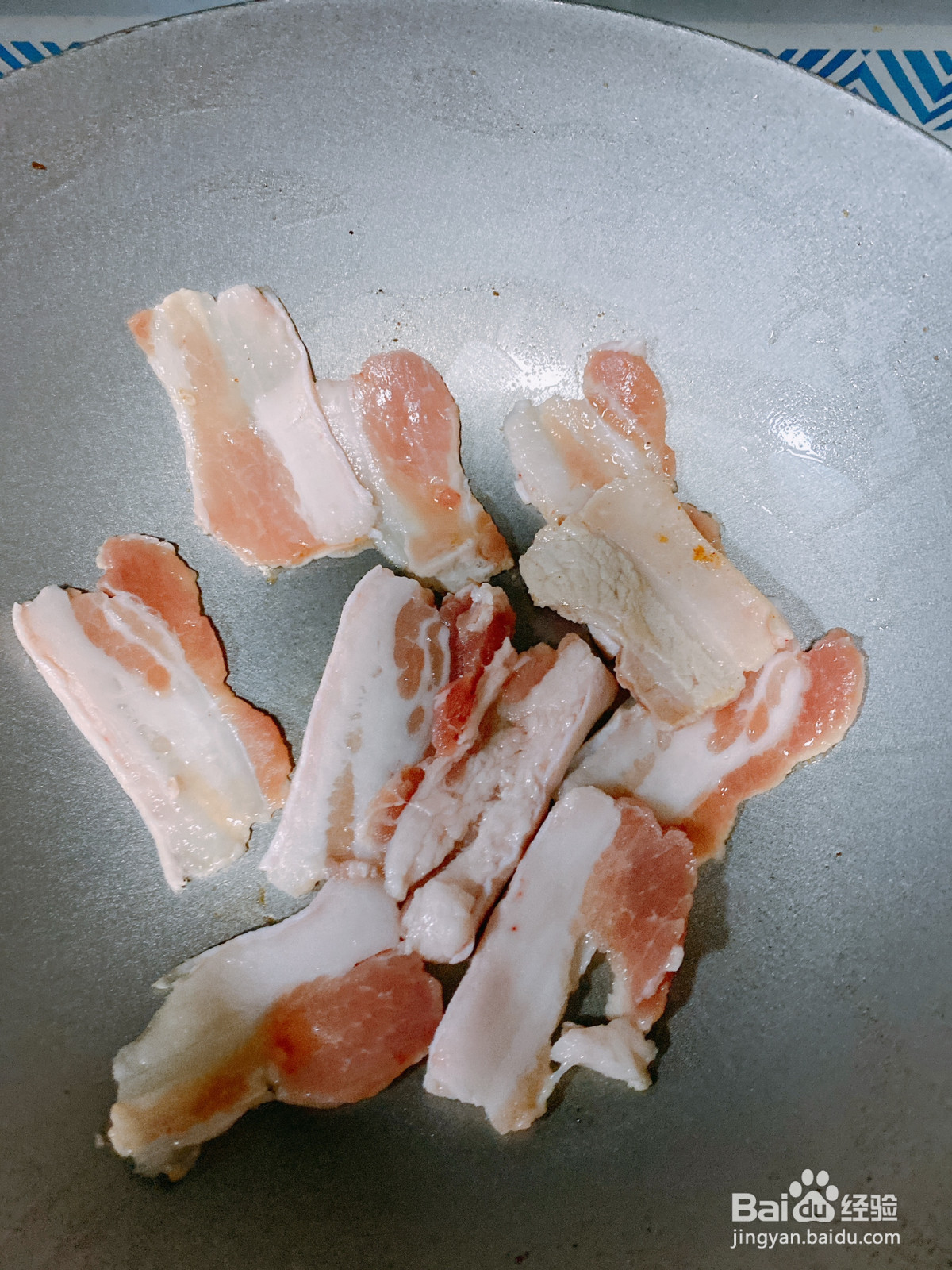 五花肉炒芋头的做法