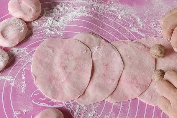 纯碱手工花式豆沙包