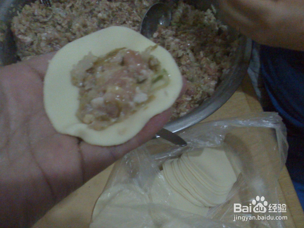 怎样包年三十猪肉酸菜馅饺子--包饺子