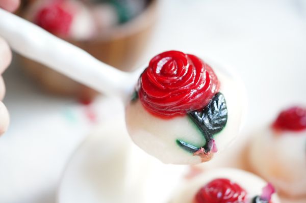 奶黄流心玫瑰汤圆