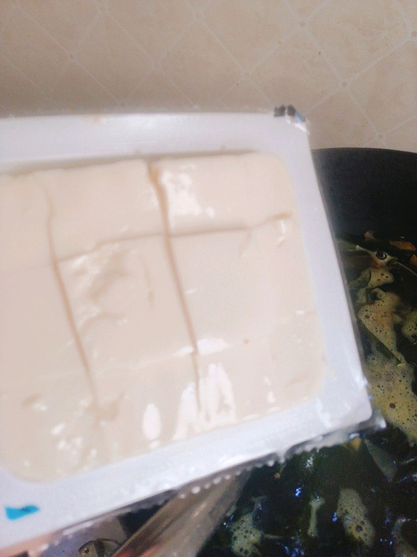 虾仁裙带菜豆腐汤
