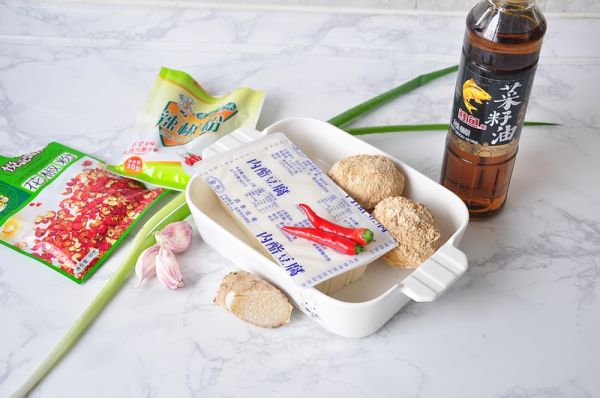 黄金皮蛋拌豆腐