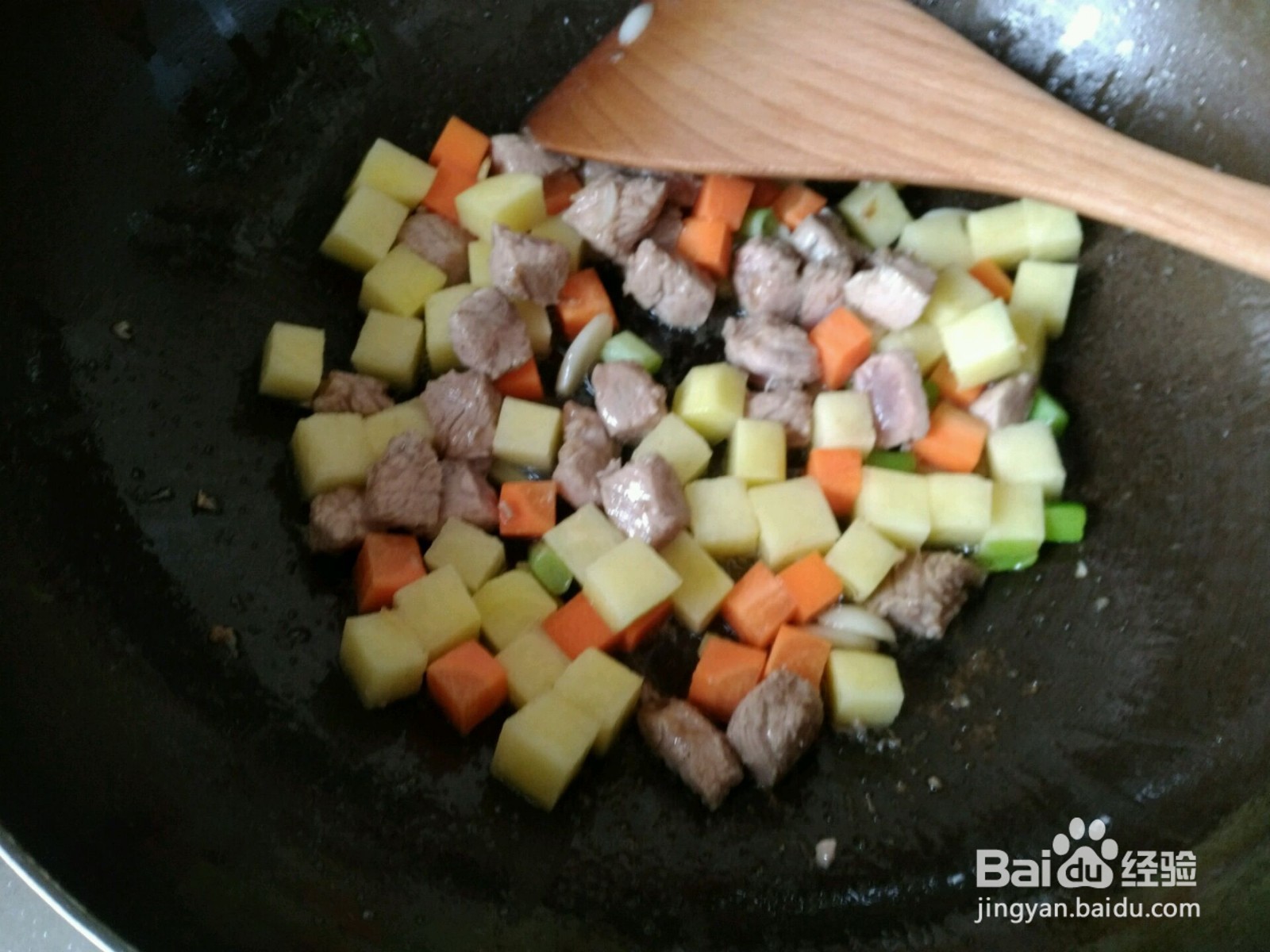 咖喱土豆猪肉盖饭的做法