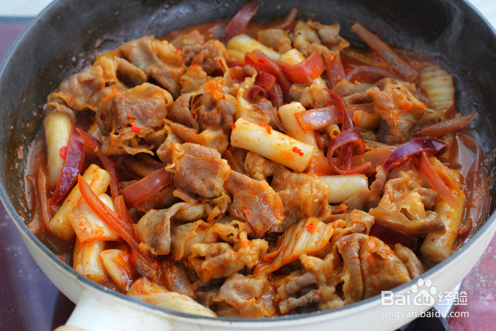 辣白菜肥牛炒年糕的做法