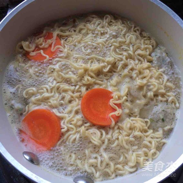 菜叶肉丸煮泡面