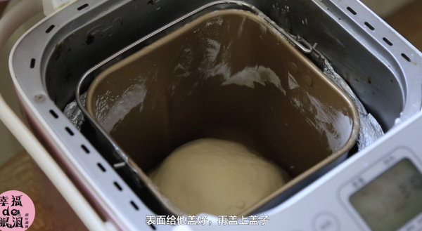 蛋黄肉松拉丝软欧包